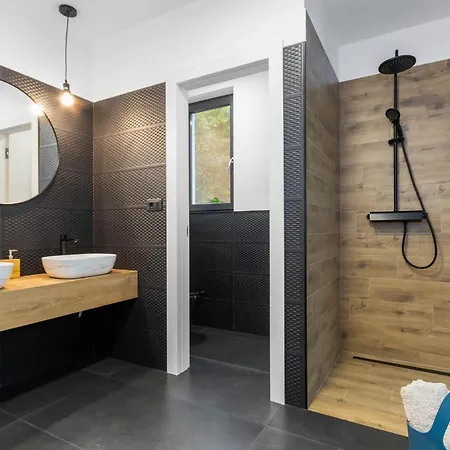 Prisunca With Jacuzzi & Swimming Pool Vila
